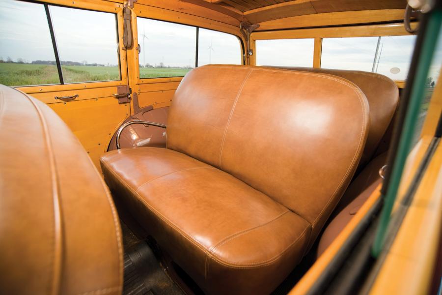 Интерьер Ford V8 Super Deluxe Station Wagon (11A-79B) 1941 года  (фото 15 из 29)